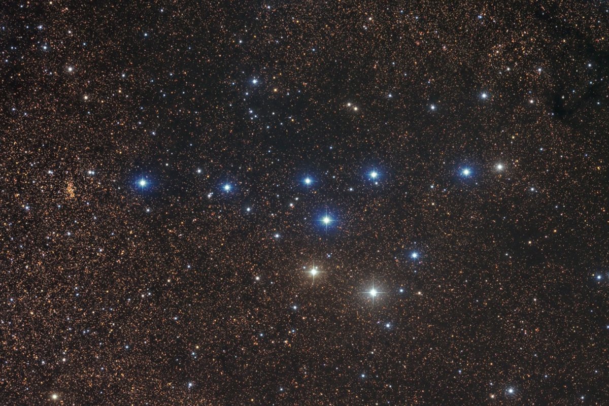 Photograph of the Coathanger asterism; not a binocular simulation.