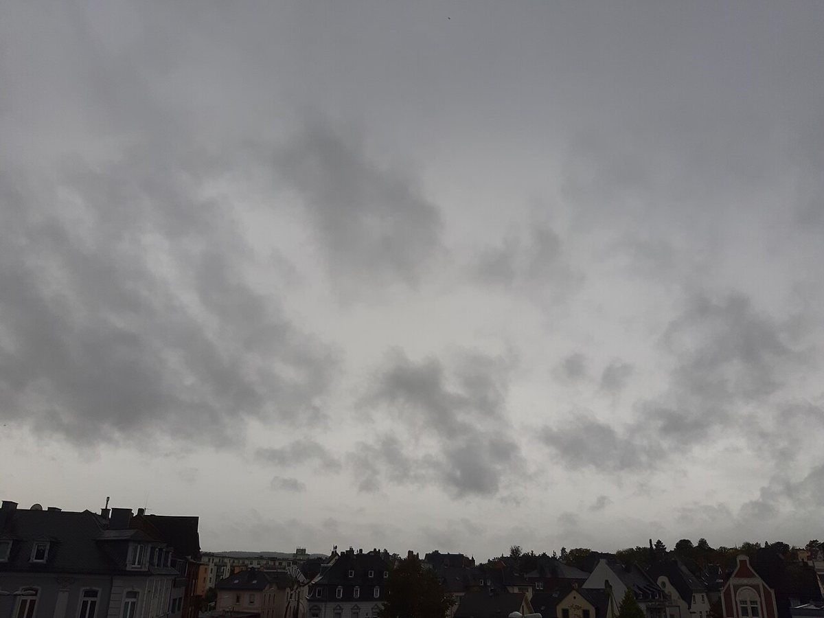 Nimbostratus with lower ragged clouds · GerritR · CC BY-SA 4.0