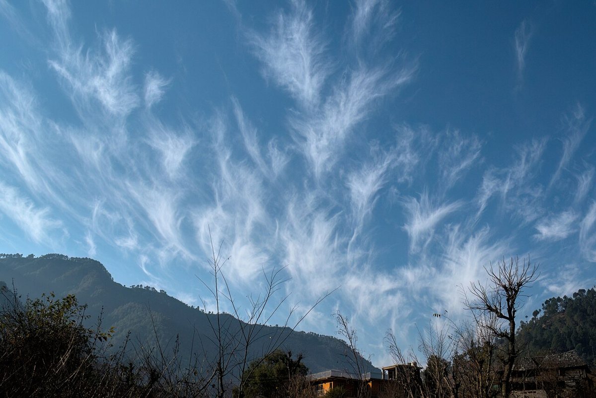 Hooked cirrus strands above a mountain landscape · ADARSHluck · CC BY-SA 4.0