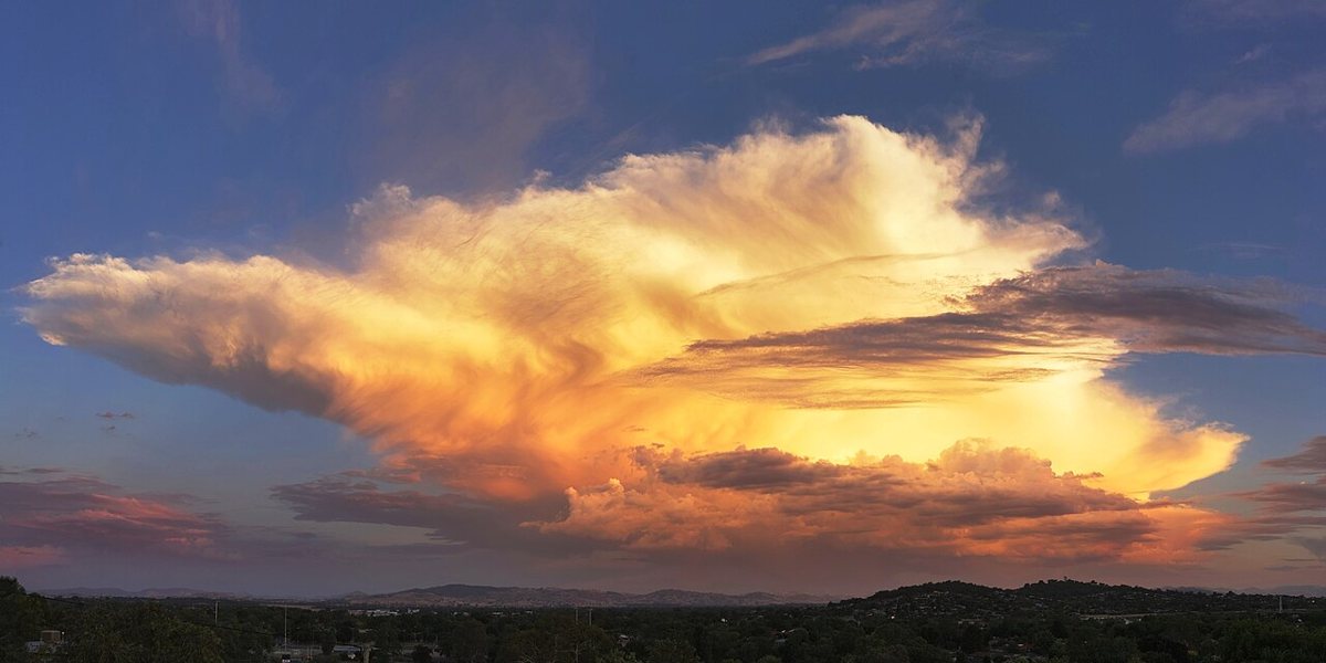 Cumulonimbus upper structure lit by sunset · Thennicke · CC BY-SA 4.0