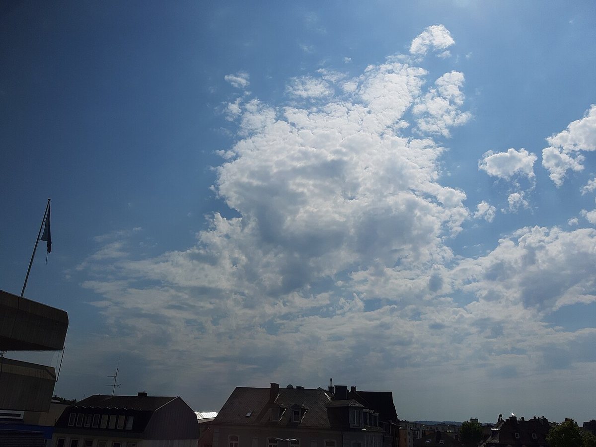 Tufted and layered altocumulus · GerritR · CC BY-SA 4.0