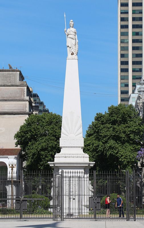 La Pirámide de Mayo en la plaza.