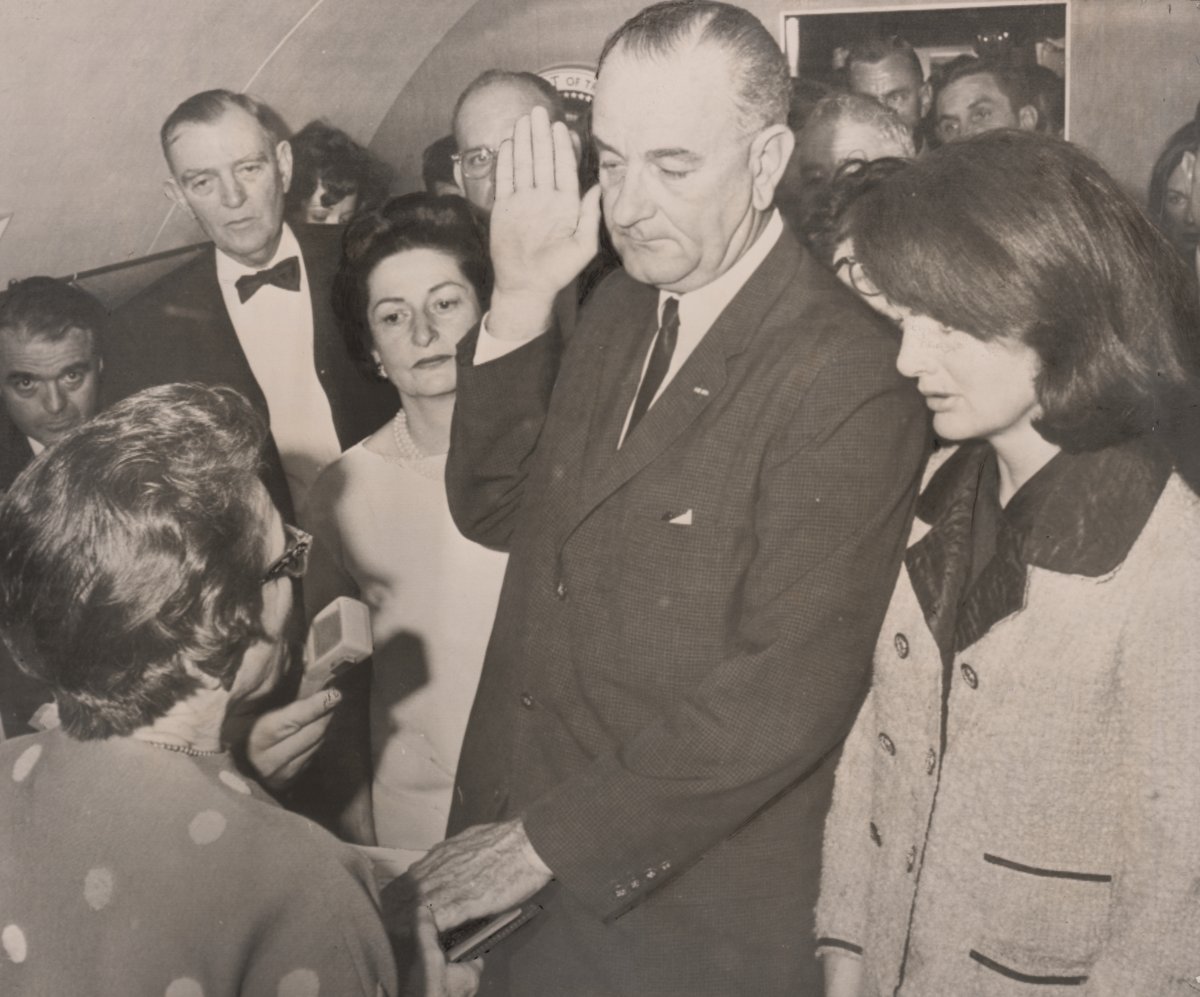 Johnson presta juramento presidencial, 22 de noviembre de 1963. Presidencia: 1963–1969.
