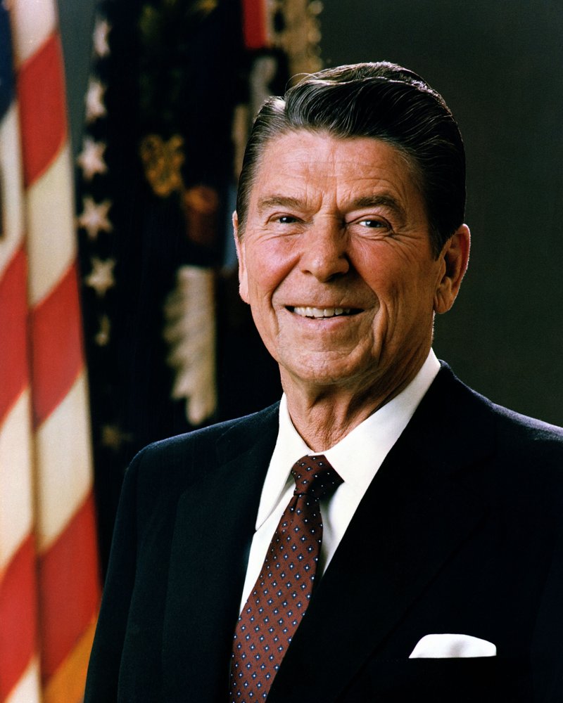 Retrato oficial de Reagan en la Casa Blanca, 1981. Presidencia: 1981–1989.