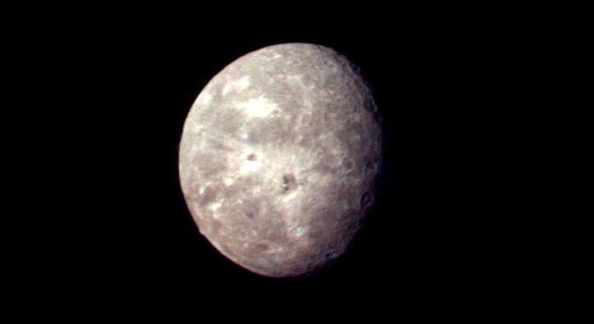 Oberon photographed by Voyager 2. NASA/JPL.